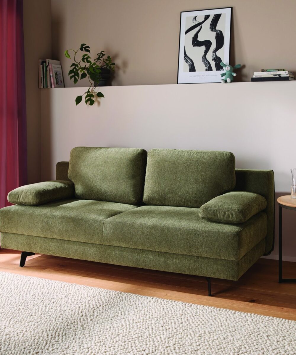 Global Wohnen Schlafsofa Carmona in Stoff grün mit schwarzen Metallfüßen im Wohnzimmer