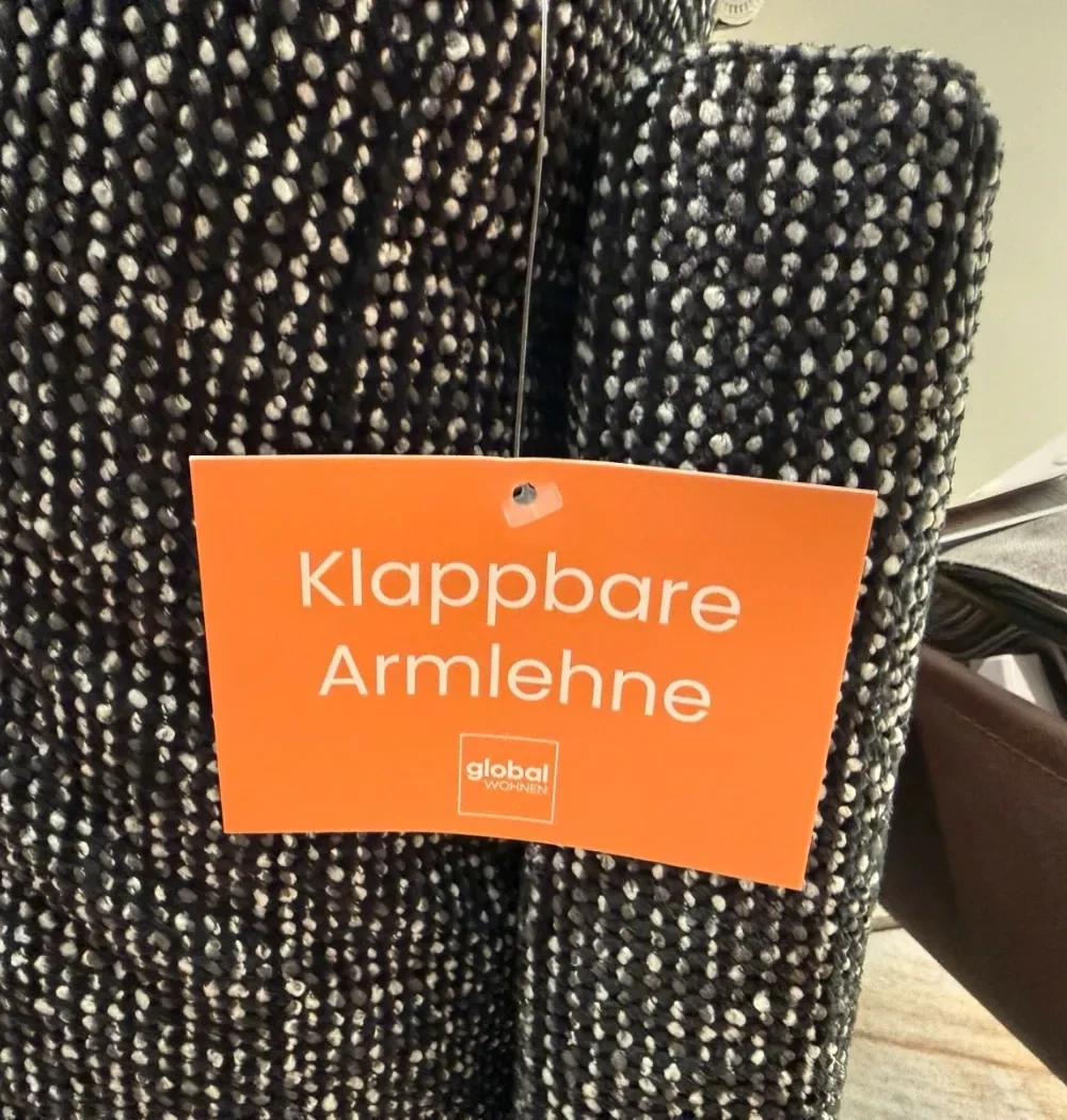 Sofa Global Valdemoro, Bezug Caesar mit Hinweis auf die klappbare Armlehne
