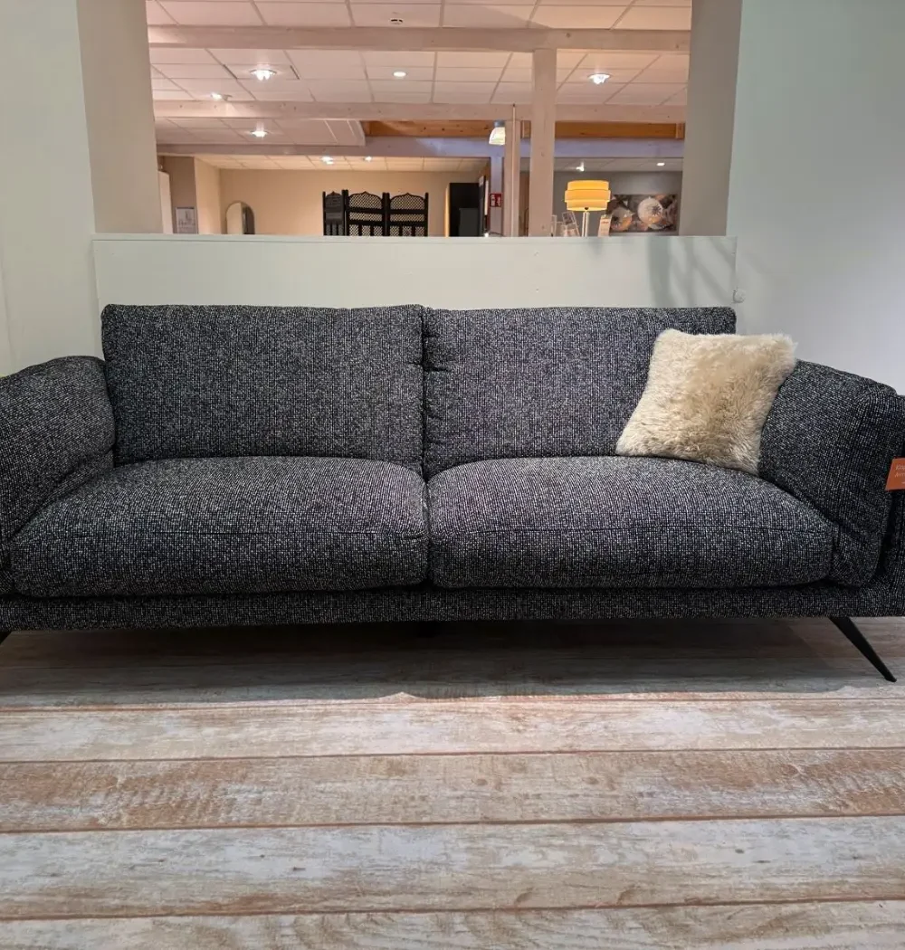 Sofa Global Valdemoro, Gesamtansicht in Schwarz und Weiß