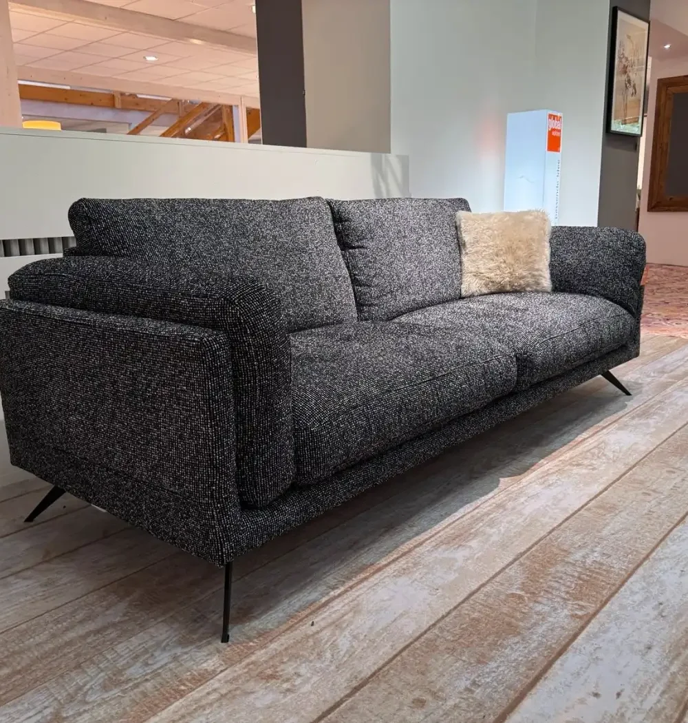 Sofa Global Valdemoro, Seitenansicht mit Metallfüßen