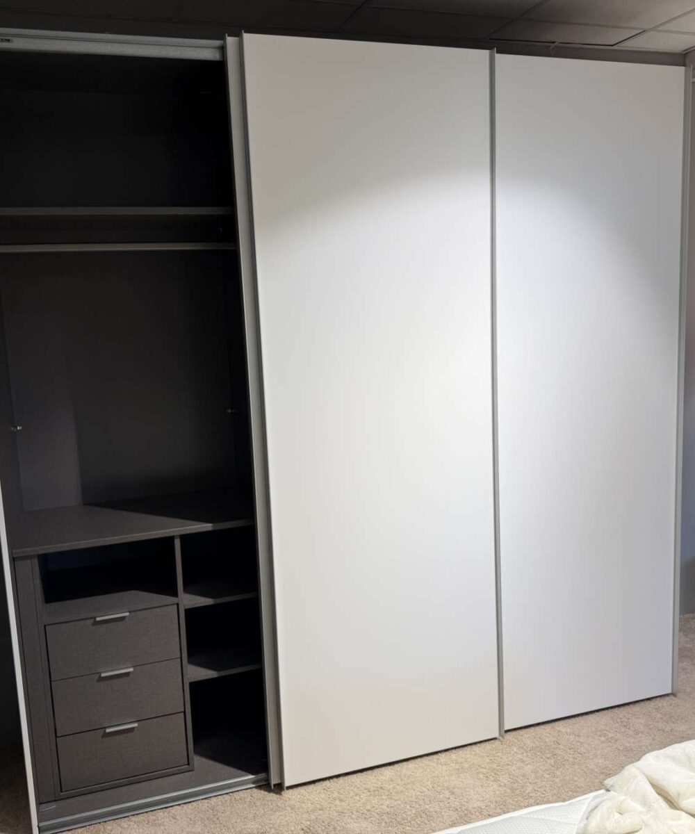 Schiebetürenschrank Libro 2.1 mit LED-Beleuchtung, Schrankinneneinsatz mit Schubkästen und offenen Fächern