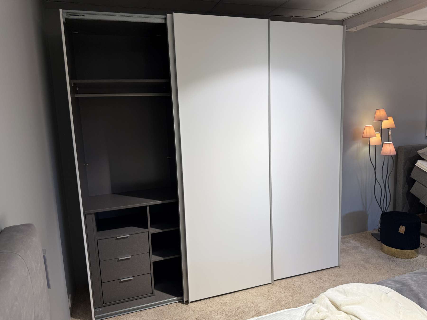 Schiebetürenschrank Libro 2.1 mit LED-Beleuchtung, Schrankinneneinsatz mit Schubkästen und offenen Fächern