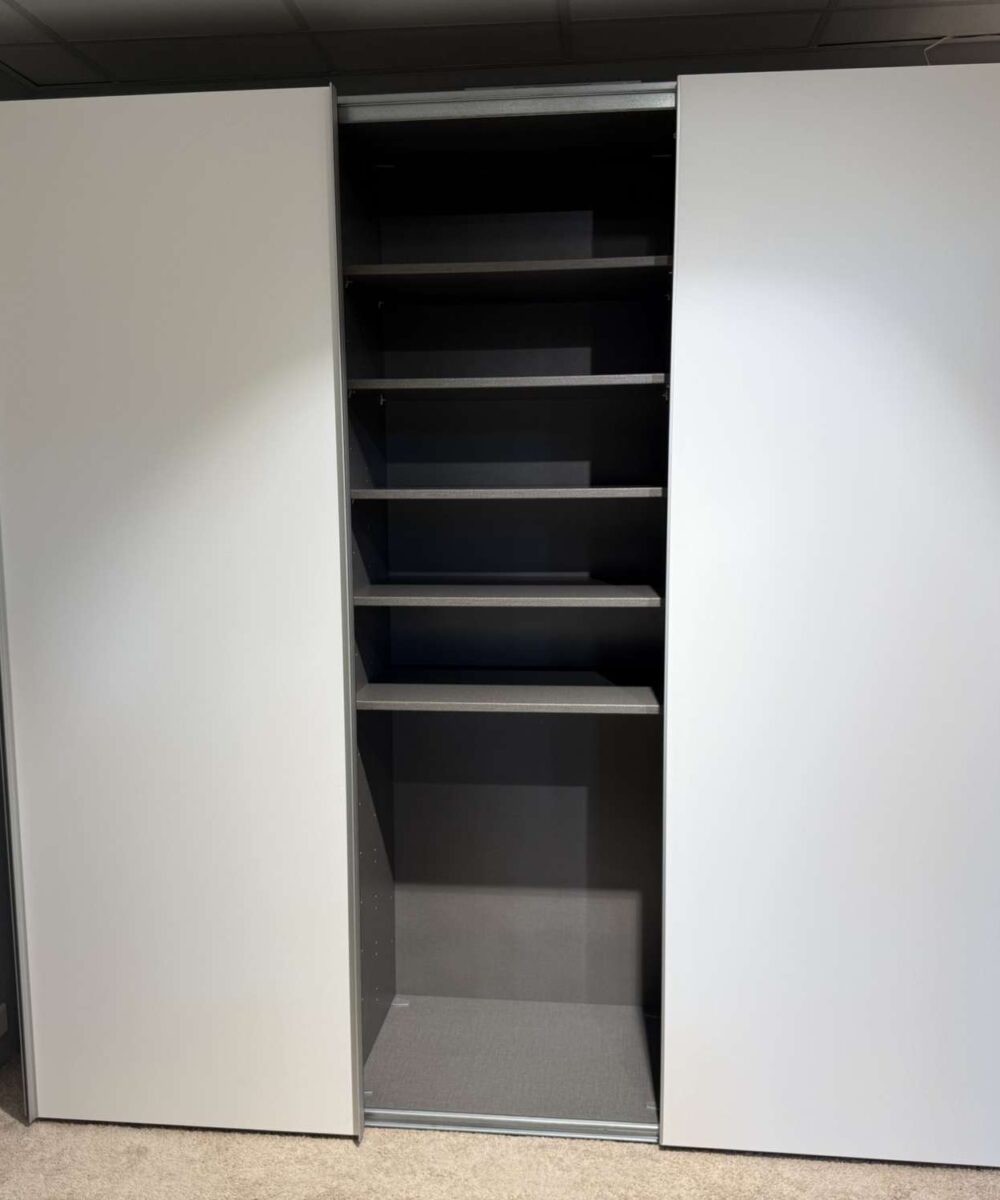 Schiebetürenschrank Libro 2.1 mit LED-Beleuchtung, geöffnet mit Fachböden in Leinenoptik