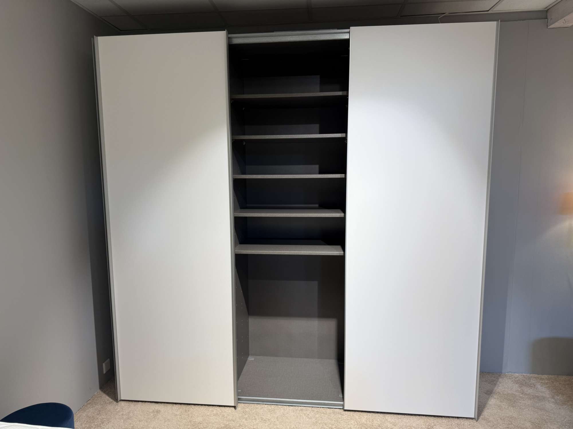 Schiebetürenschrank Libro 2.1 mit LED-Beleuchtung, geöffnet mit Fachböden in Leinenoptik