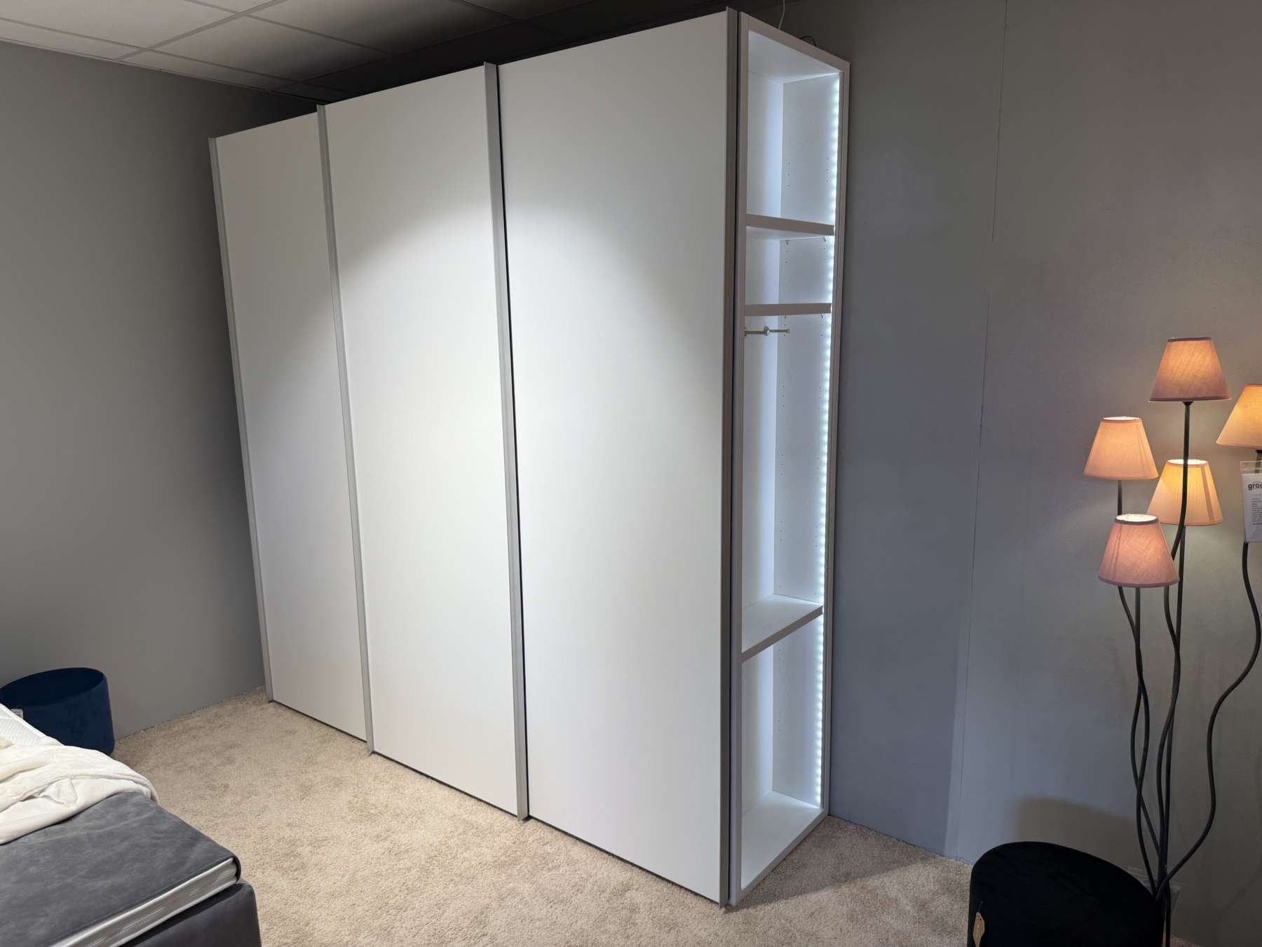 Schiebetürenschrank Libro 2.1 mit LED-Beleuchtung, LED-Lichtband an der Seite