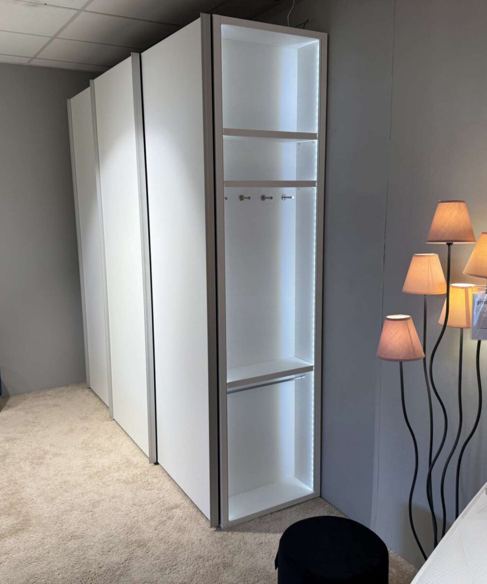 Schiebetürenschrank Libro 2.1 mit LED-Beleuchtung, Seitenansicht mit beleuchtetem Regal