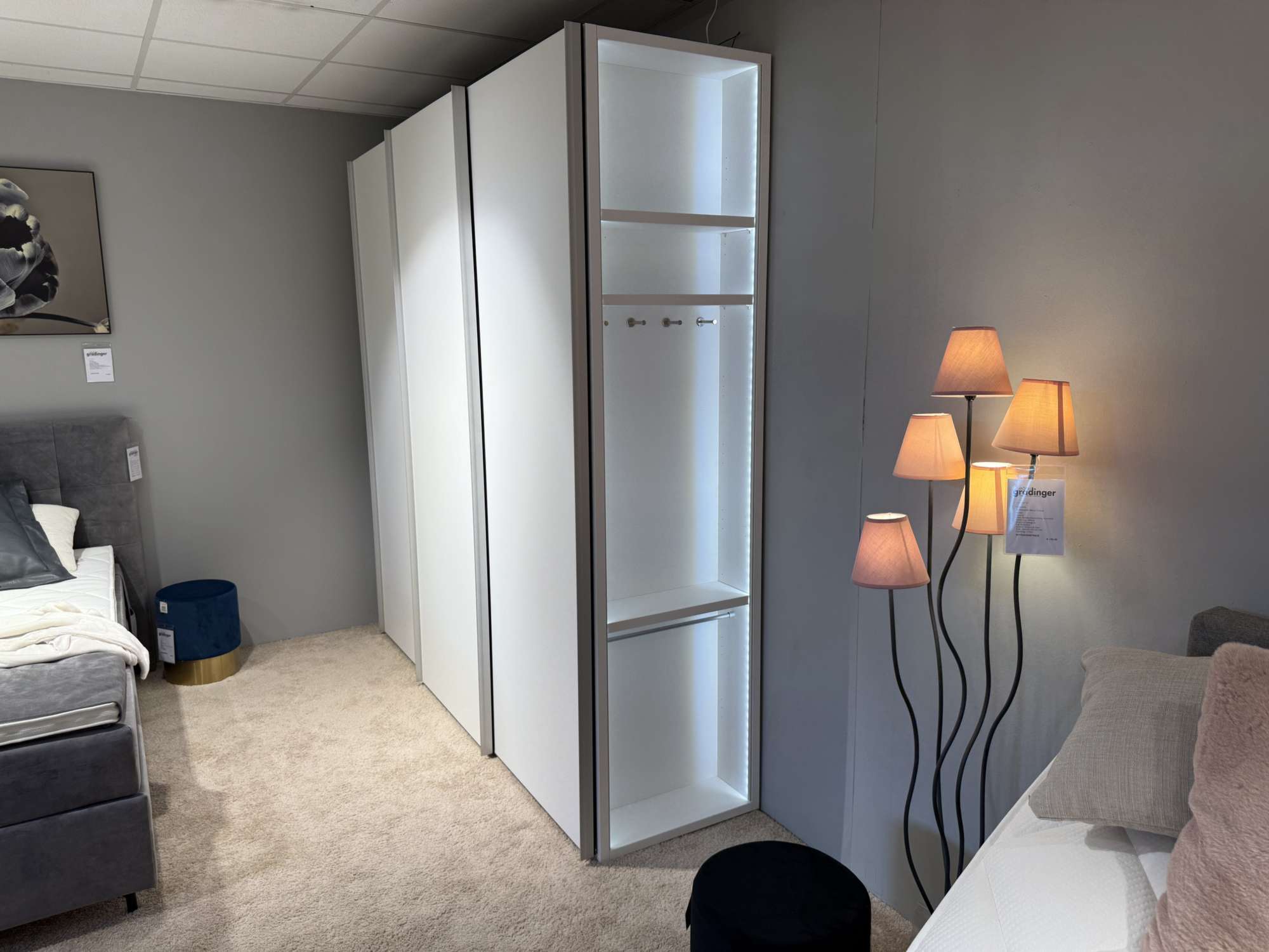 Schiebetürenschrank Libro 2.1 mit LED-Beleuchtung, Seitenansicht mit beleuchtetem Regal