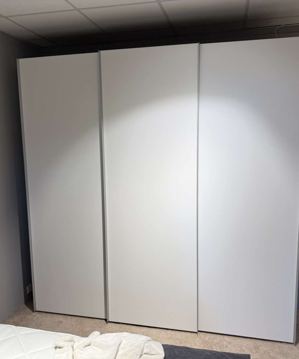 Schiebetürenschrank Libro 2.1 mit LED-Beleuchtung, Front Polarweiß, Gesamtansicht