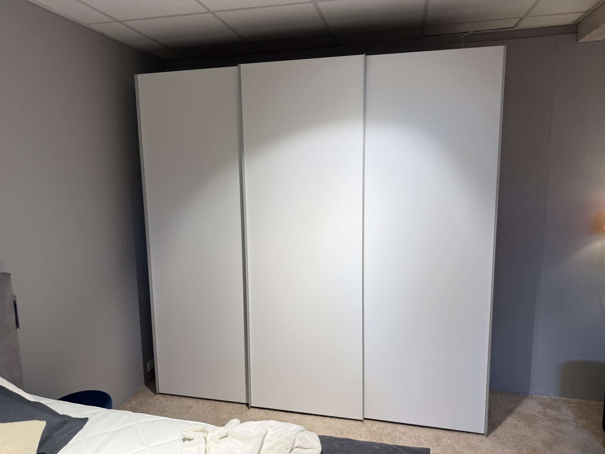 Schiebetürenschrank Libro 2.1 mit LED-Beleuchtung, Front Polarweiß, Gesamtansicht