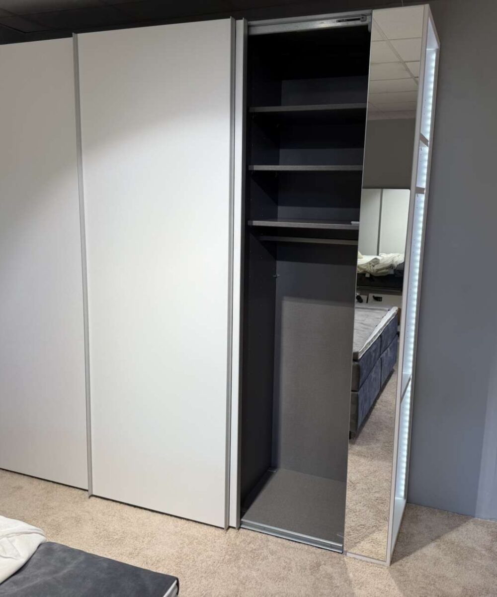 Schiebetürenschrank Libro 2.1 mit LED-Beleuchtung, Schiebetür geöffnet