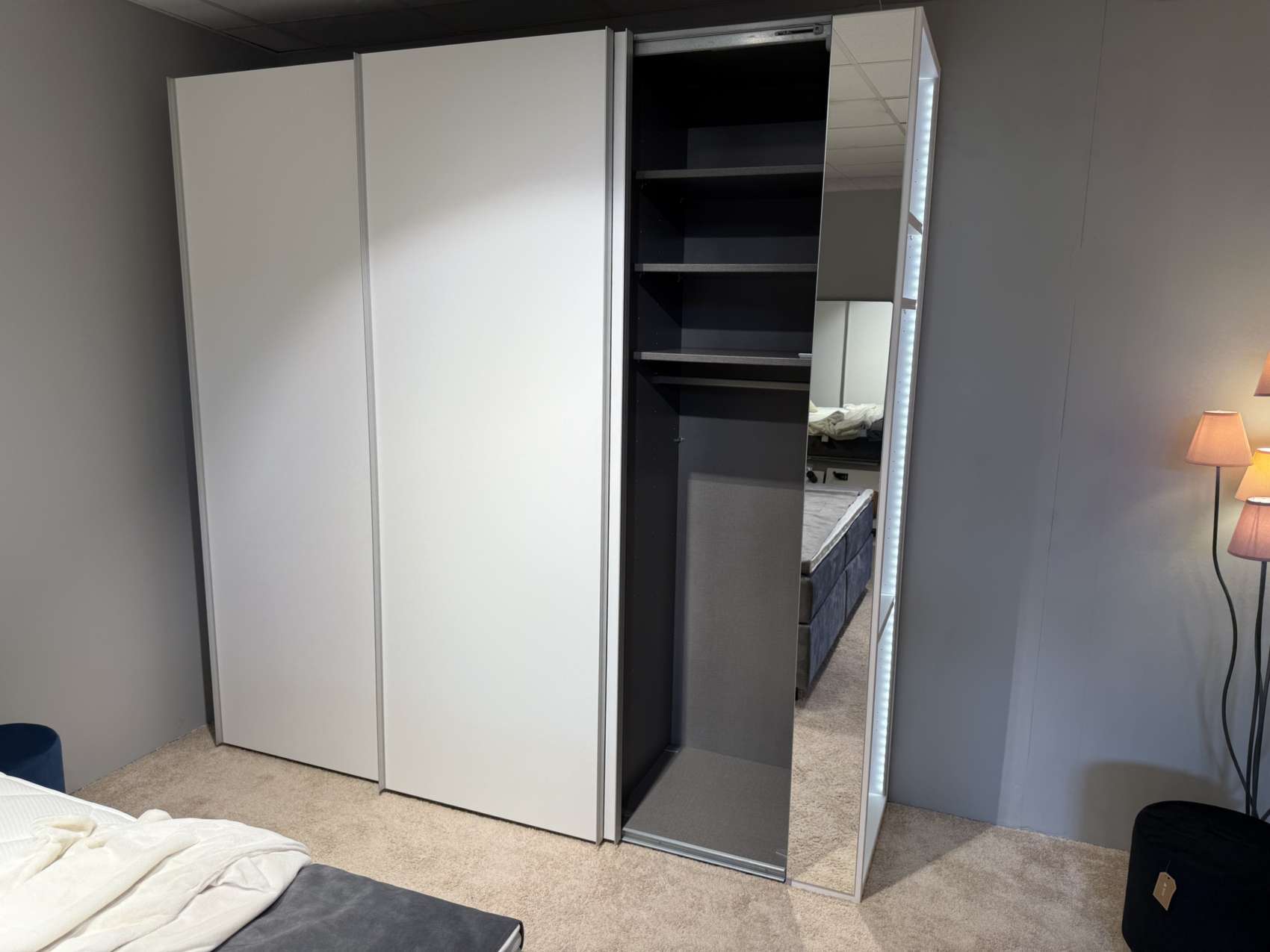 Schiebetürenschrank Libro 2.1 mit LED-Beleuchtung, Schiebetür geöffnet