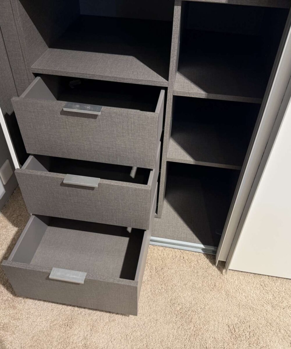 Schiebetürenschrank Libro 2.1 mit LED-Beleuchtung, geöffnete Schubkästen in Leinenoptik