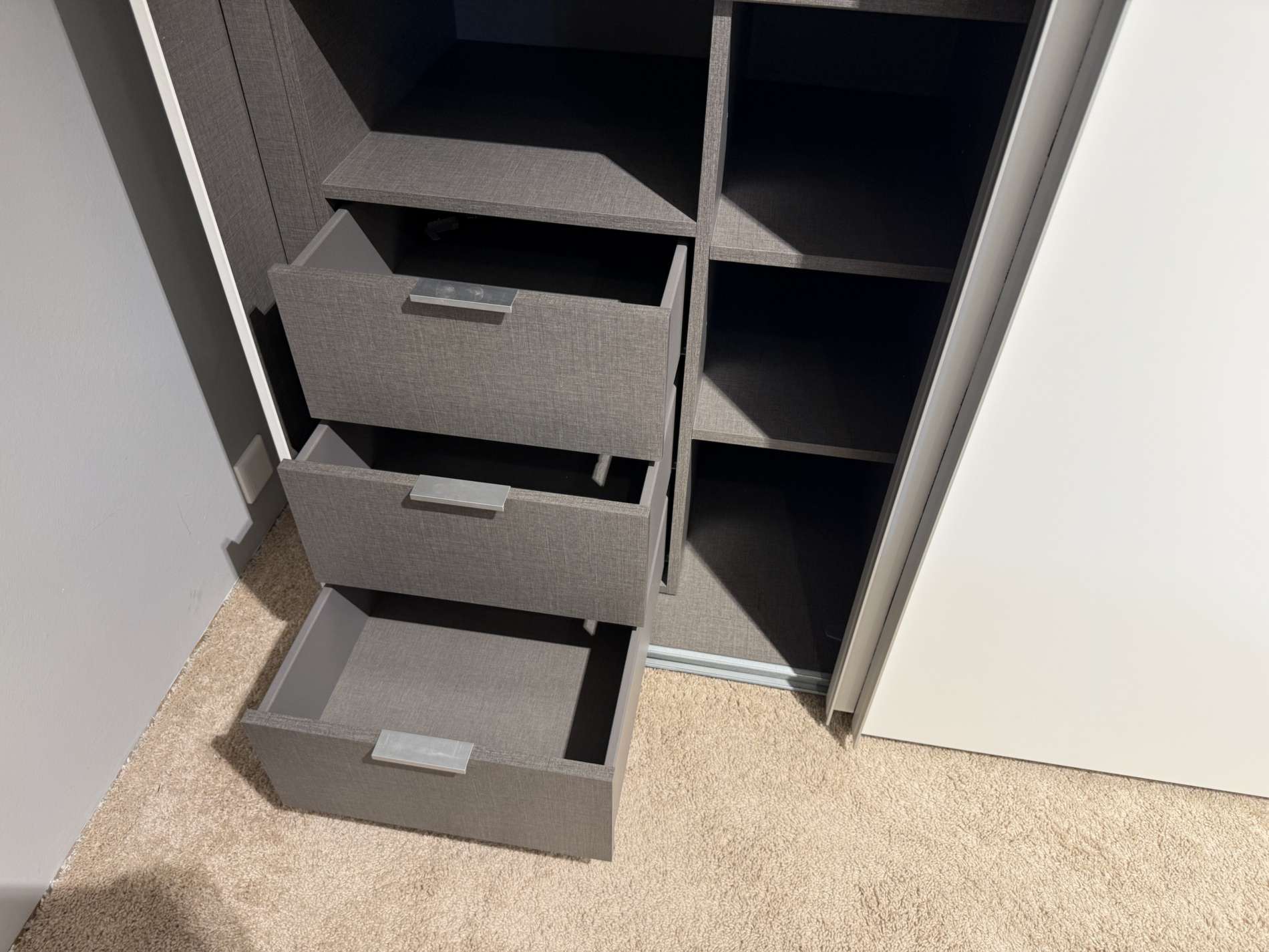 Schiebetürenschrank Libro 2.1 mit LED-Beleuchtung, geöffnete Schubkästen in Leinenoptik