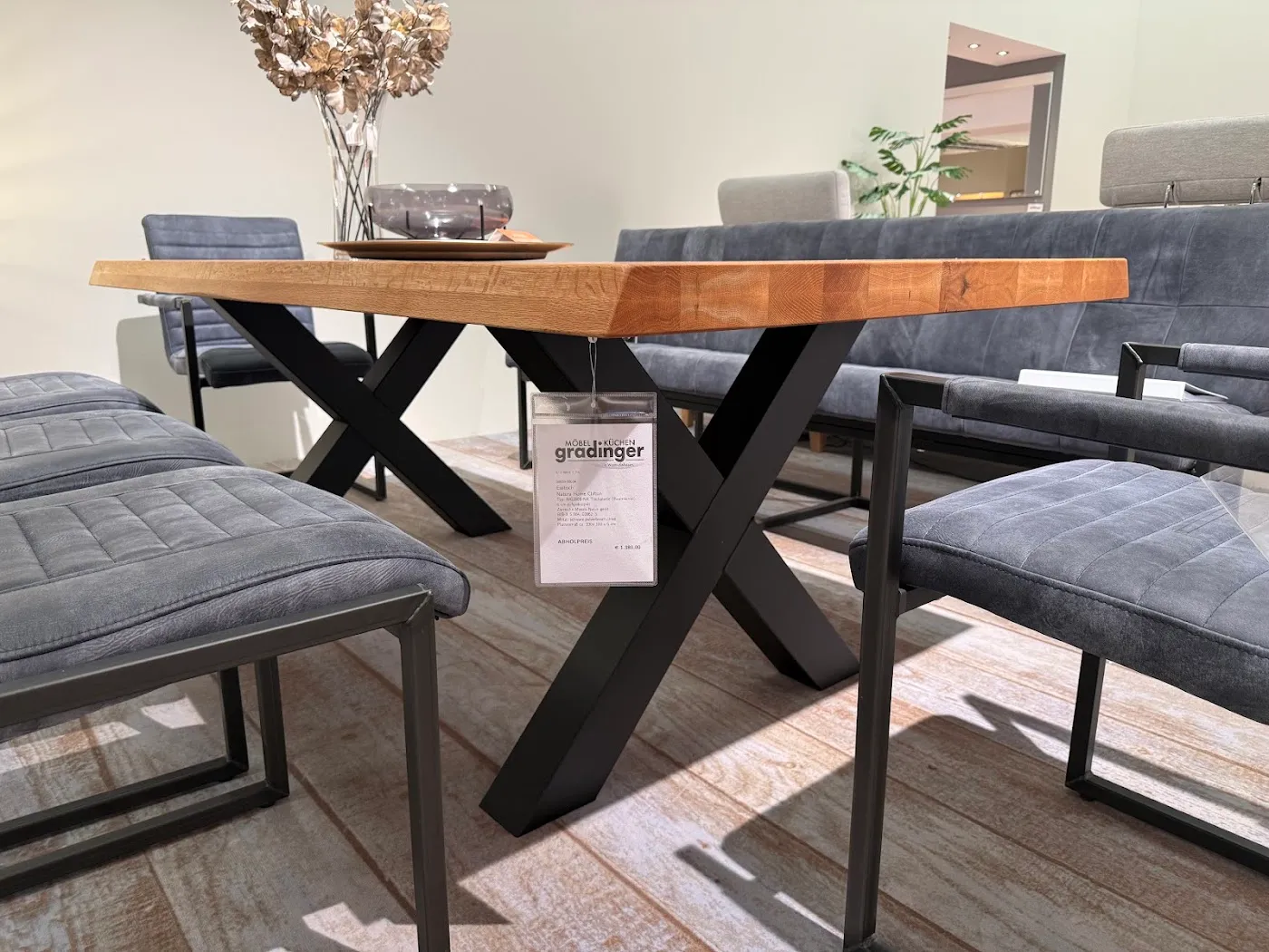 Esstisch Natura Home Clifton mit Baumkante, schwarzes Metallgestell