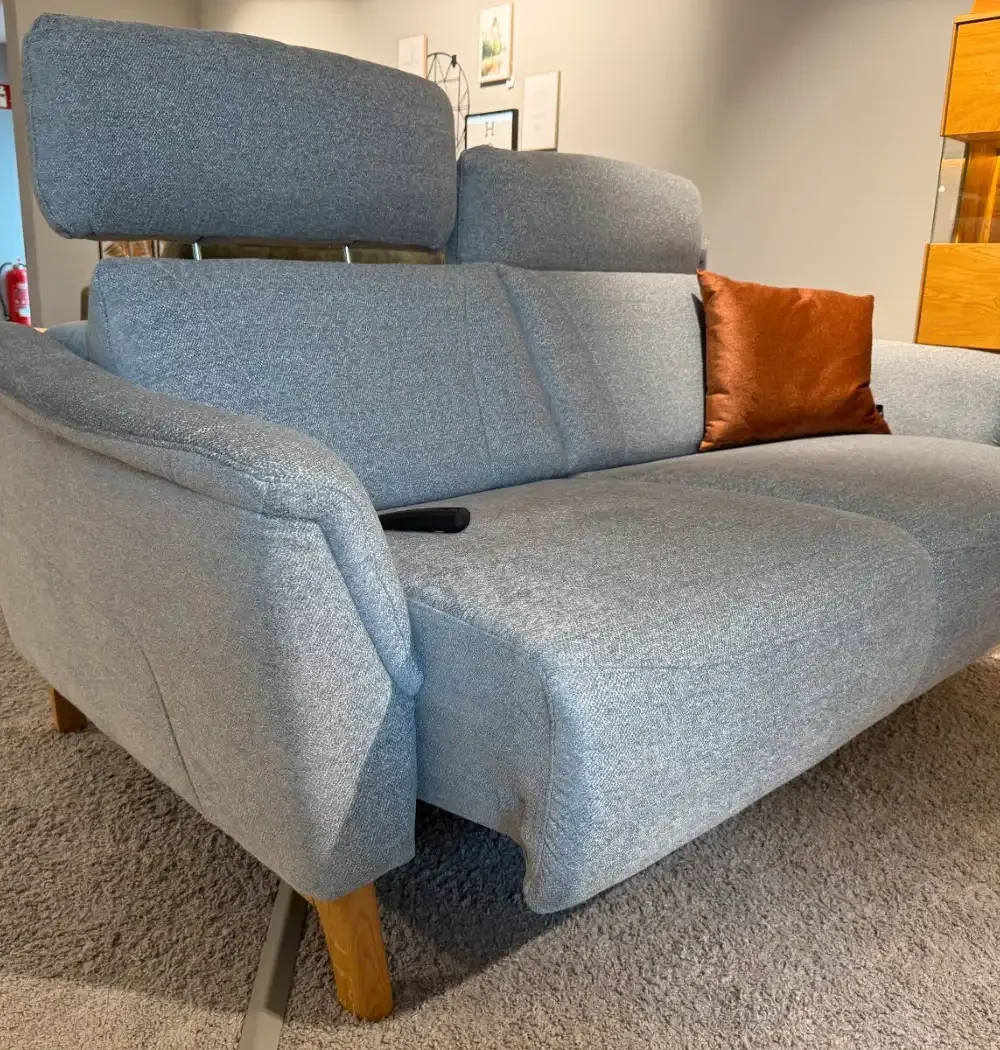 Sofa-Set Natura Home Nevin motorisch, Seitenansicht mit Holzkufe Wildeiche