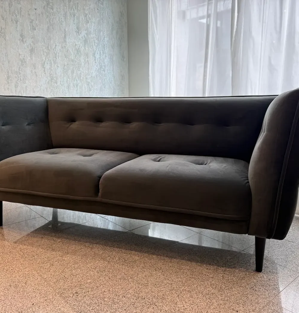 Sofa Raumfreunde Hannah, Vorderansicht in Velvet Dusty Green