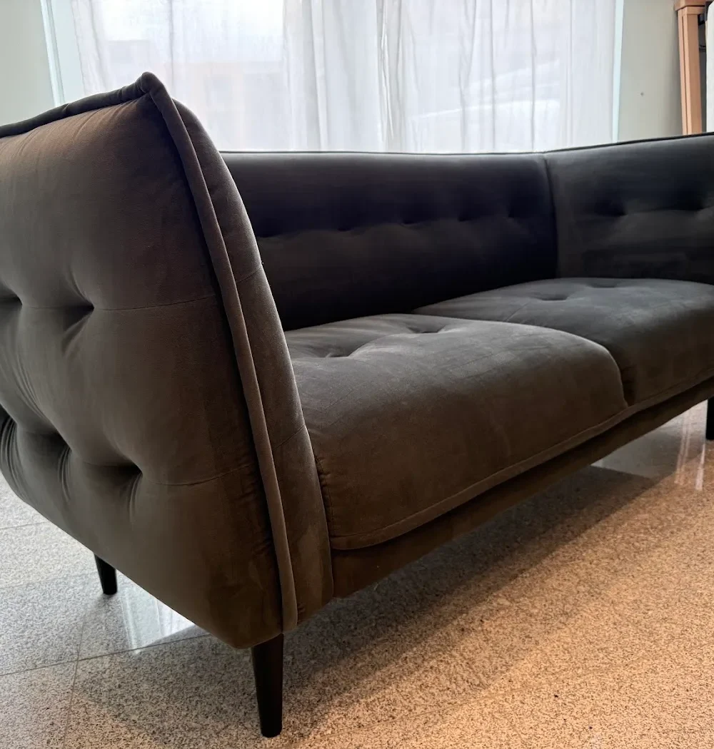 Sofa Raumfreunde Hannah, Seitenansicht mit schwarzen Füßen
