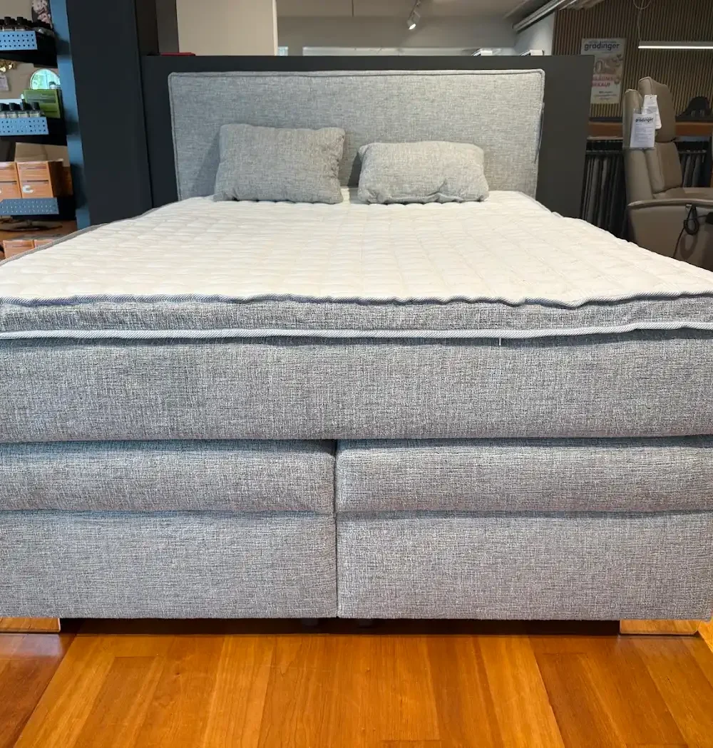 Boxspringbett Theresa mit Bettkasten, Vorderansicht in Grau